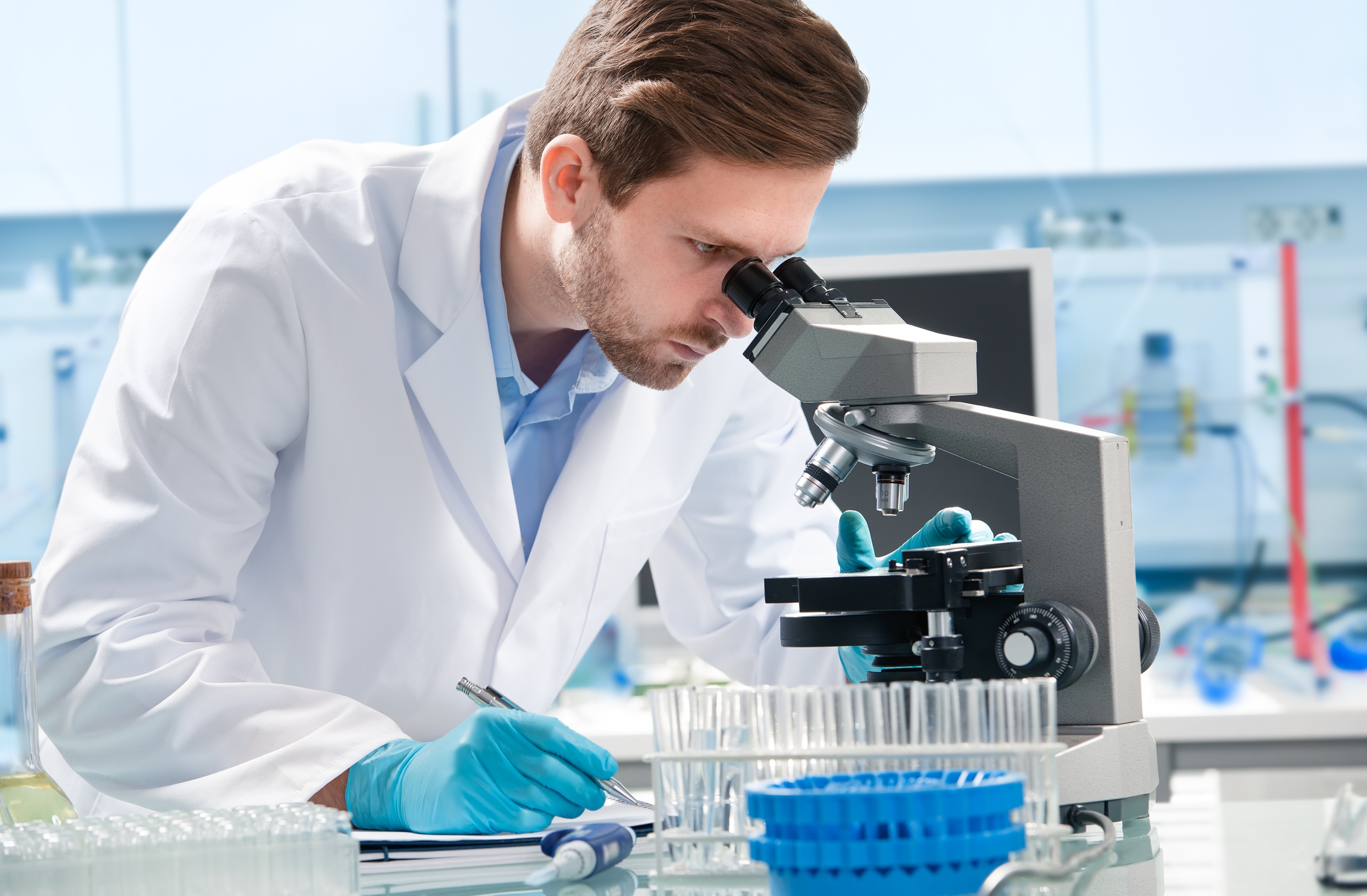 researcher-microscope